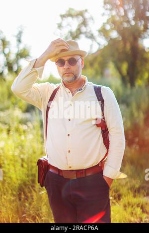 Detective Mann, Porträt für Ermittlung und Lösung. Komisches Lächeln, Privatdetektiv und männlicher Spion bereit zur Überwachung Stockfoto
