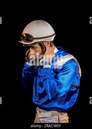 Antonio Fresu in blauer Seide mit schwarzem Hintergrund Stockfoto