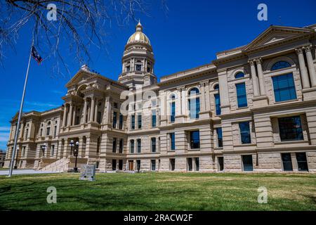 Wyoming, WY, USA - 10. Mai 2022: Das riesige Naturschutzgebiet des Wyoming State Capitol Stockfoto