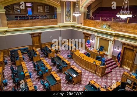 Wyoming, WY, USA - 10. Mai 2022: Die große Versammlungshalle der Senatskammer im Wyoming State Capitol Stockfoto