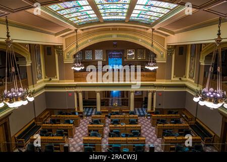 Wyoming, WY, USA - 10. Mai 2022: Die große Versammlungshalle der Senatskammer im Wyoming State Capitol Stockfoto