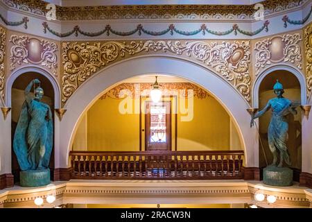 Wyoming, WY, USA - 10. Mai 2022: Die große Versammlungshalle der Senatskammer im Wyoming State Capitol Stockfoto
