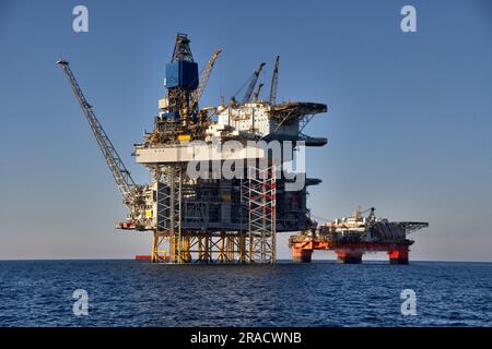 Blick auf die Offshore-Öl- und Gasanlage an einem sonnigen Tag auf See. Aufbocken, Halb-U-Boote, Rohölförderung im Ozean. Stockfoto