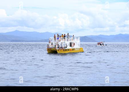 März 14 2023 - Samara, Guanacaste in Costa Rica: Bootsausflug zur Beobachtung von Delfinen im Pazifik Stockfoto