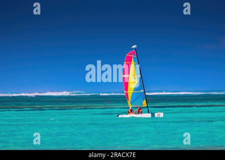 Menschen auf einem farbigen Katamaran-Segelboot oder Segeln im ruhigen karibischen Meer, Sommerurlaub und Sport Stockfoto