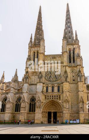 Nordseite und Nordportal der Kathedrale von Bordeaux. Die Kathedrale ist offiziell bekannt als die Primatiale Kathedrale von St. Andrew von Bordeaux, Frankreich. Stockfoto