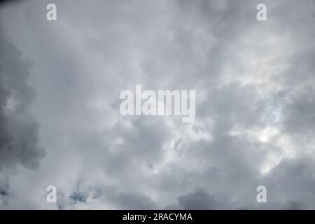 Dramatischer Hintergrund durch dunkle Wolken am Himmel. Wettervorhersage für Regen, Gewitter, schlechtes Wetter. Die Schönheit der Natur. Abstraktes Hintergrundbild. Stockfoto