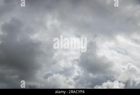 Dramatischer Hintergrund durch dunkle Wolken am Himmel. Wettervorhersage für Regen, Gewitter, schlechtes Wetter. Die Schönheit der Natur. Abstraktes Hintergrundbild. Stockfoto