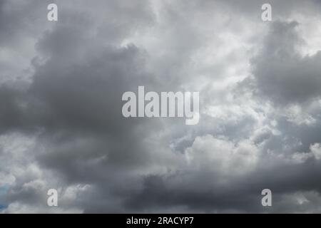 Dramatischer Hintergrund durch dunkle Wolken am Himmel. Wettervorhersage für Regen, Gewitter, schlechtes Wetter. Die Schönheit der Natur. Abstraktes Hintergrundbild. Stockfoto