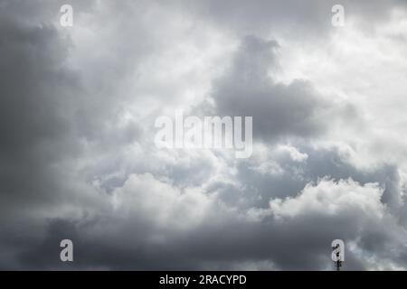 Dramatischer Hintergrund durch dunkle Wolken am Himmel. Wettervorhersage für Regen, Gewitter, schlechtes Wetter. Die Schönheit der Natur. Abstraktes Hintergrundbild. Stockfoto