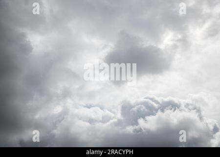 Dramatischer Hintergrund durch dunkle Wolken am Himmel. Wettervorhersage für Regen, Gewitter, schlechtes Wetter. Die Schönheit der Natur. Abstraktes Hintergrundbild. Stockfoto