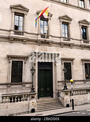 Die Fassade des Reform Club, Pall Mall, London; ein privater Mitgliederclub, in dem die Pride-Flagge vom Mast aus zu sehen ist. Stockfoto