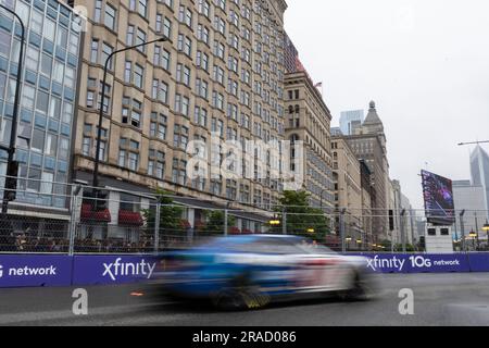 Chicago, USA. 2. Juli 2023. Ein Rennwagen tritt am 2. Juli 2023 beim NASCAR Chicago Street Race im Grant Park in Chicago, USA, an. Kredit: Vincent Johnson/Xinhua/Alamy Live News Stockfoto