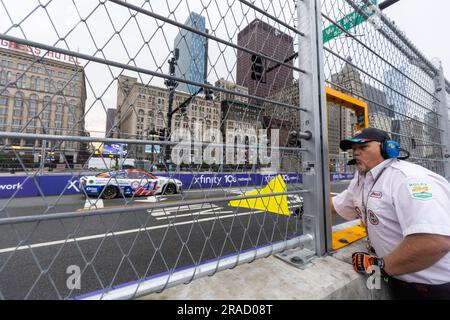 Chicago, USA. 2. Juli 2023. Am 2. Juli 2023 winkt ein Rennoffizier beim NASCAR Chicago Street Race im Grant Park in Chicago, USA, mit einer gelben Warnflagge. Kredit: Vincent Johnson/Xinhua/Alamy Live News Stockfoto