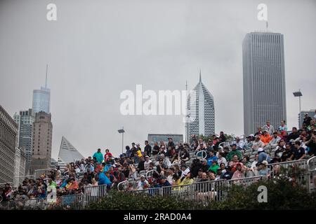Chicago, USA. 2. Juli 2023. Am 2. Juli 2023 sehen Fans das NASCAR Chicago Street Race im Grant Park in Chicago, USA, an. Kredit: Vincent Johnson/Xinhua/Alamy Live News Stockfoto