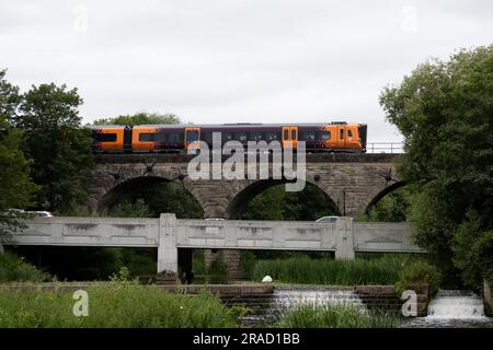 West Midlands Railway Klasse 196 Diesel, die den Princes Drive Viaduct, Leamington Spa, Warwickshire, Großbritannien, überquert Stockfoto