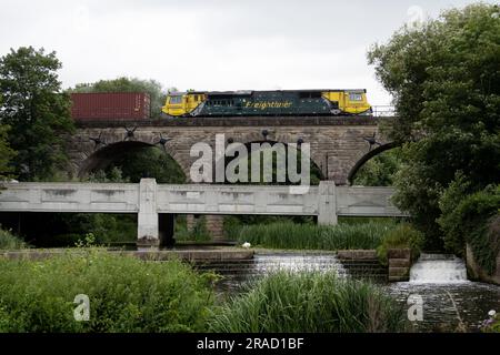 Freightliner-Diesellokomotive der Klasse 70 Nr. 70016, die den Princes Drive Viaduct, Leamington Spa, Warwickshire, Großbritannien, überquert Stockfoto