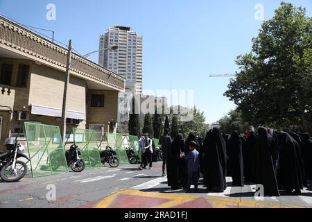 Teheran, Iran. 30. Juni 2023. Ein Protest gegen die Verbrennung eines Korans in Schweden, vor der schwedischen Botschaft in Teheran, Iran, Freitag, 30. Juni 2023. Am Mittwoch verbrannte ein Mann, der sich in den schwedischen Medien als Flüchtling aus dem Irak ausgab, einen Koran vor einer Moschee im Zentrum Stockholms. (Foto: Sobhan Farajvan/Pacific Press/Sipa USA) Guthaben: SIPA USA/Alamy Live News Stockfoto