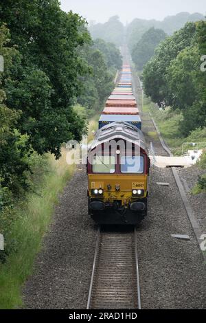 Klasse 66 Diesellokomotive Nr. 66057, die einen freightliner-Zug in Old Milverton, Warwickshire, Großbritannien, zieht Stockfoto