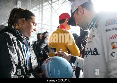 NASCAR-Fahrer signalisieren einige Helme, während der Regen den Start des Rennens in der Grant Park 220-Serie im Stadtzentrum von Chicago am 2. Juli 2023 verzögert. Dies ist Tag 2 der Rennserie, ein 2,2 km langer Streckenabschnitt und 100 Runden. Heute feiert NASCAR sein 75.-jähriges Jubiläum und ist das erste Straßenrennen der NASCAR Cup Series, bei dem die Skyline von Chicago und der Lake Michigan als Kulisse dienen. (Foto: Alexandra Buxbaum/Sipa USA) Guthaben: SIPA USA/Alamy Live News Stockfoto