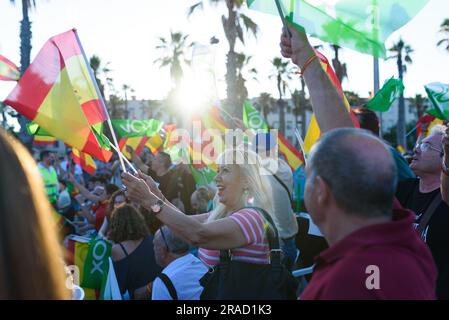 Barcelona, Spanien. 1. Juli 2023. Menschen, die mit spanischen Nationalflaggen und Vox-Flaggen wedeln, werden bei einem Wahltreffen im Stadtviertel Barceloneta gesehen. Spanische politische Parteien halten im ganzen Land Wahlkampfsitzungen für ihre Wahlkampfveranstaltungen vor den Parlamentswahlen in Spanien am 23. Juli ab. (Foto: Davide Bonaldo/Sipa USA) Guthaben: SIPA USA/Alamy Live News Stockfoto