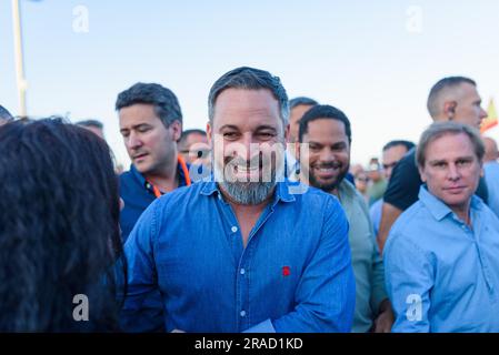 Barcelona, Spanien. 1. Juli 2023. Der spanische Vox-Führer Santiago Abascal begrüßt die Menge bei einem Wahltreffen im Stadtzentrum von Barceloneta. Spanische politische Parteien halten im ganzen Land Wahlkampfsitzungen für ihre Wahlkampfveranstaltungen vor den Parlamentswahlen in Spanien am 23. Juli ab. (Foto: Davide Bonaldo/Sipa USA) Guthaben: SIPA USA/Alamy Live News Stockfoto
