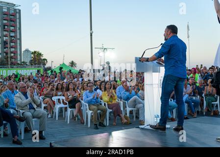 Barcelona, Spanien. 1. Juli 2023. Der Vox-Führer Santiago Abascal der spanischen äußersten rechten Partei spricht bei einem Wahltreffen im Stadtviertel Barceloneta mit der Menge. Spanische politische Parteien halten im ganzen Land Wahlkampfsitzungen für ihre Wahlkampfveranstaltungen vor den Parlamentswahlen in Spanien am 23. Juli ab. (Foto: Davide Bonaldo/Sipa USA) Guthaben: SIPA USA/Alamy Live News Stockfoto