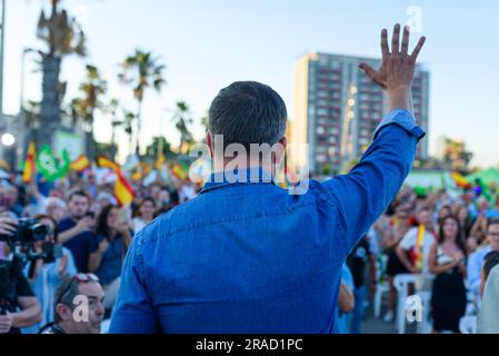 Barcelona, Spanien. 1. Juli 2023. Der Vox-Führer Santiago Abascal der spanischen rechtsextremen Partei wird bei einem Wahltreffen im Stadtviertel Barceloneta mit der Menge herumwedeln sehen. Spanische politische Parteien halten im ganzen Land Wahlkampfsitzungen für ihre Wahlkampfveranstaltungen vor den Parlamentswahlen in Spanien am 23. Juli ab. (Foto: Davide Bonaldo/Sipa USA) Guthaben: SIPA USA/Alamy Live News Stockfoto