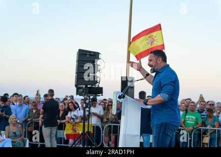 Barcelona, Spanien. 1. Juli 2023. Santiago Abascal, der Vox-Führer der spanischen rechtsextremen Partei, spricht bei einem Wahltreffen im Stadtviertel Barceloneta vor der Menge. Spanische politische Parteien halten im ganzen Land Wahlkampfsitzungen für ihre Wahlkampfveranstaltungen vor den Parlamentswahlen in Spanien am 23. Juli ab. (Foto: Davide Bonaldo/Sipa USA) Guthaben: SIPA USA/Alamy Live News Stockfoto