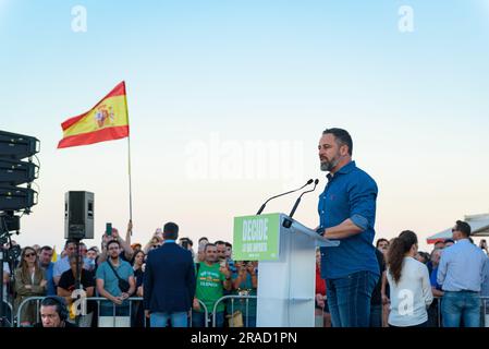 Barcelona, Spanien. 1. Juli 2023. Santiago Abascal, der Vox-Führer der spanischen rechtsextremen Partei, spricht bei einem Wahltreffen im Stadtviertel Barceloneta vor der Menge. Spanische politische Parteien halten im ganzen Land Wahlkampfsitzungen für ihre Wahlkampfveranstaltungen vor den Parlamentswahlen in Spanien am 23. Juli ab. (Foto: Davide Bonaldo/Sipa USA) Guthaben: SIPA USA/Alamy Live News Stockfoto