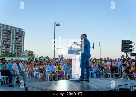 Barcelona, Spanien. 1. Juli 2023. Der Vox-Führer Santiago Abascal der spanischen äußersten rechten Partei spricht bei einem Wahltreffen im Stadtviertel Barceloneta mit der Menge. Spanische politische Parteien halten im ganzen Land Wahlkampfsitzungen für ihre Wahlkampfveranstaltungen vor den Parlamentswahlen in Spanien am 23. Juli ab. (Foto: Davide Bonaldo/Sipa USA) Guthaben: SIPA USA/Alamy Live News Stockfoto