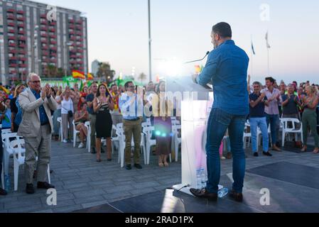 Barcelona, Spanien. 1. Juli 2023. Der Vox-Führer Santiago Abascal der spanischen äußersten rechten Partei spricht bei einem Wahltreffen im Stadtviertel Barceloneta mit der Menge. Spanische politische Parteien halten im ganzen Land Wahlkampfsitzungen für ihre Wahlkampfveranstaltungen vor den Parlamentswahlen in Spanien am 23. Juli ab. (Foto: Davide Bonaldo/Sipa USA) Guthaben: SIPA USA/Alamy Live News Stockfoto