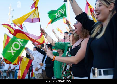 Barcelona, Spanien. 1. Juli 2023. Menschen, die mit spanischen Nationalflaggen und Vox-Flaggen wedeln, werden bei einem Wahltreffen im Stadtviertel Barceloneta gesehen. Spanische politische Parteien halten im ganzen Land Wahlkampfsitzungen für ihre Wahlkampfveranstaltungen vor den Parlamentswahlen in Spanien am 23. Juli ab. (Foto: Davide Bonaldo/Sipa USA) Guthaben: SIPA USA/Alamy Live News Stockfoto