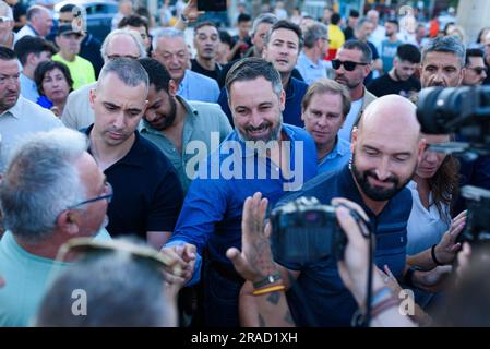 Barcelona, Spanien. 1. Juli 2023. Der spanische Vox-Führer Santiago Abascal begrüßt die Menge bei einem Wahltreffen im Stadtzentrum von Barceloneta. Spanische politische Parteien halten im ganzen Land Wahlkampfsitzungen für ihre Wahlkampfveranstaltungen vor den Parlamentswahlen in Spanien am 23. Juli ab. (Foto: Davide Bonaldo/Sipa USA) Guthaben: SIPA USA/Alamy Live News Stockfoto