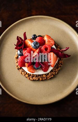 Müslitorte mit frischen Beeren Stockfoto