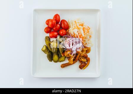 Gemischte Gurken mit Tomaten und roten Zwiebeln Stockfoto