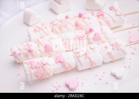 Marshmallow-Spieße mit pinkfarbenen Zuckerstreuseln Stockfoto