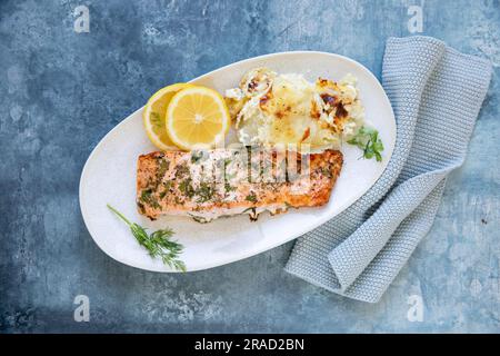 Lachs mit Kartoffelgratin Stockfoto