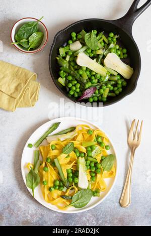 Handgemachte Tagliatelle mit Spargel, Erbsen und Frühlingszwiebeln Stockfoto