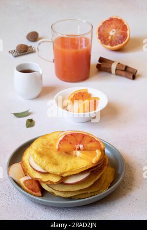 Pfannkuchen mit Orangen, Zimt und Muskatnuss Stockfoto