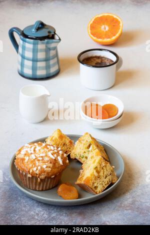 Weiße Schokoladen-Muffins mit Pistazien, getrockneten Aprikosen und Mandeln Stockfoto