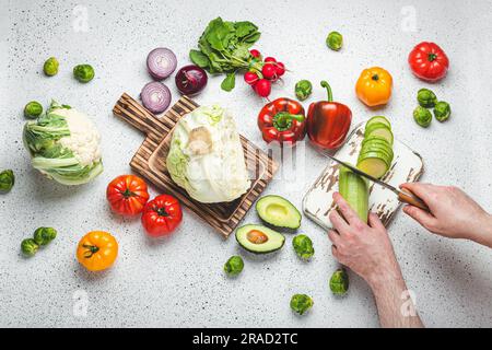 Frisches Gemüse mit Schneidebrettern aus Holz Stockfoto