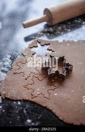 Ich schneide Lebkuchen aus Stockfoto