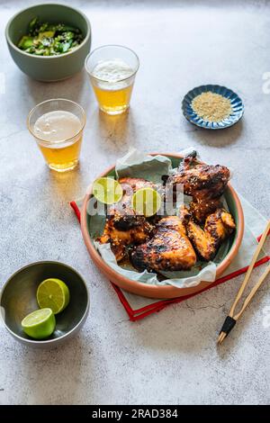 Von Koreanern inspirierte Hähnchenflügel mit Marinade aus Gochujang-Paste Stockfoto