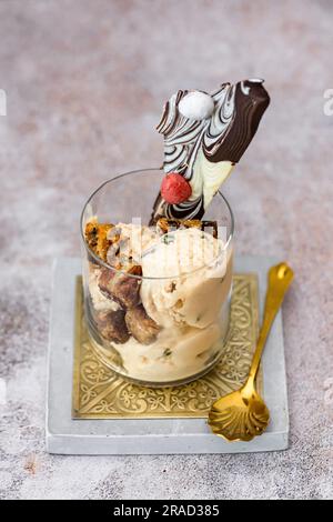 Kein Karamell-Eis mit heißen Croutons und Schokoladenchips mit Ostereiern Stockfoto