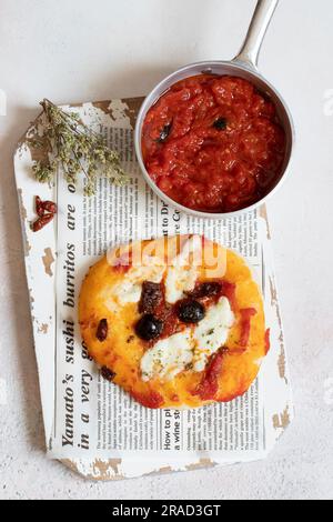 Margherita Pizza mit schwarzen Oliven Stockfoto