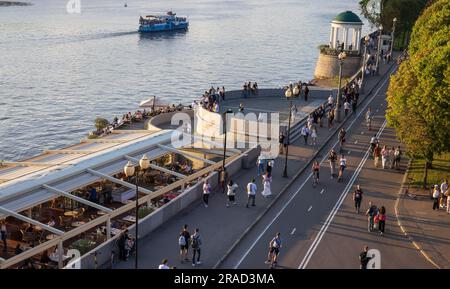 Russland, Moskau, 02. Juli 2023--Menschen gehen im Sommer an einem freien Tag entlang des Ufers des Moskauer Flusses im Gorky-Park Stockfoto