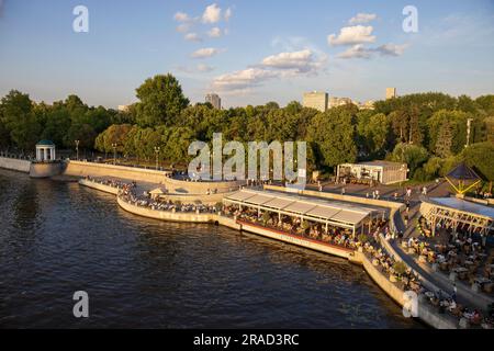 Russland, Moskau, 02. Juli 2023--Menschen gehen im Sommer an einem freien Tag entlang des Ufers des Moskauer Flusses im Gorky-Park Stockfoto