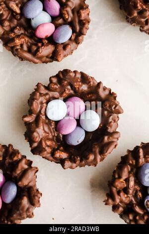 Schokoladennest-Süßigkeiten für Ostern Stockfoto