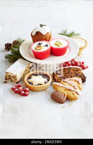 Auswahl an Weihnachtskuchen - Hackkuchen, Kuchenstollen, Ingwerkekse Stockfoto